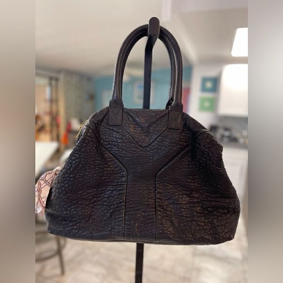 Yves Saint Laurent Black Leather Easy Bag. Lambskin leather. 9.5 out of 10. - Picture 1 of 15